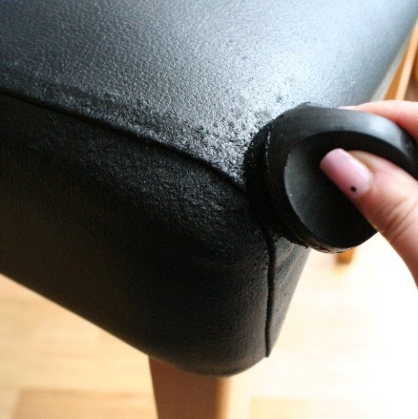 cach-khac-phuc-vet-xuoc-sofa-da-1