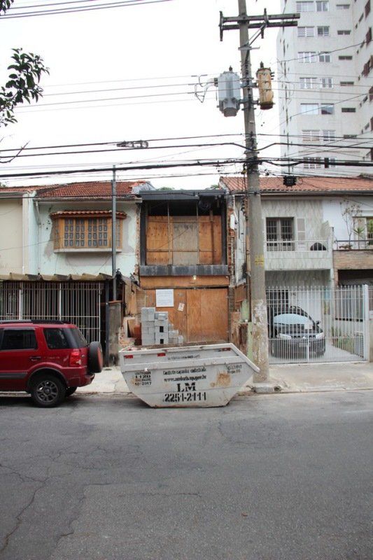 nha-ong-cu-rich-dot-nat-bien-hình-bat-ngo-2